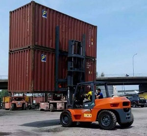 Xe nâng Container tải trọng 10 tấn phục vụ xếp dỡ container hàng hóa