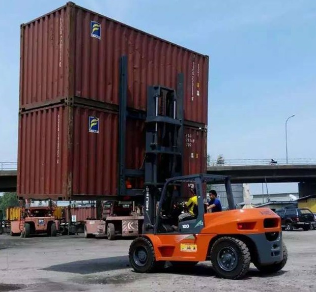 Xe nâng Container tải trọng 10 tấn phục vụ xếp dỡ container hàng hóa