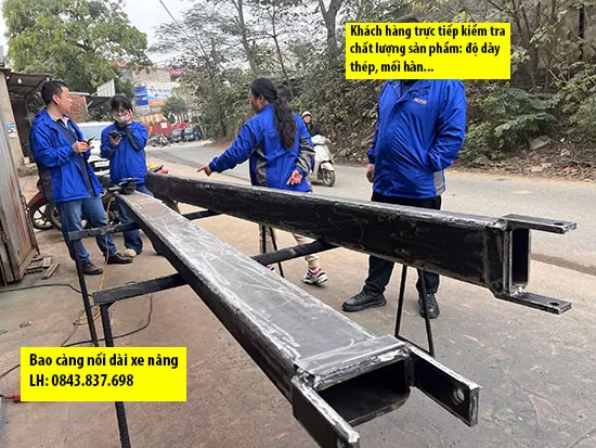 Kh&aacute;ch h&agrave;ng kiểm tra chất lượng sản phẩm tại xưởng