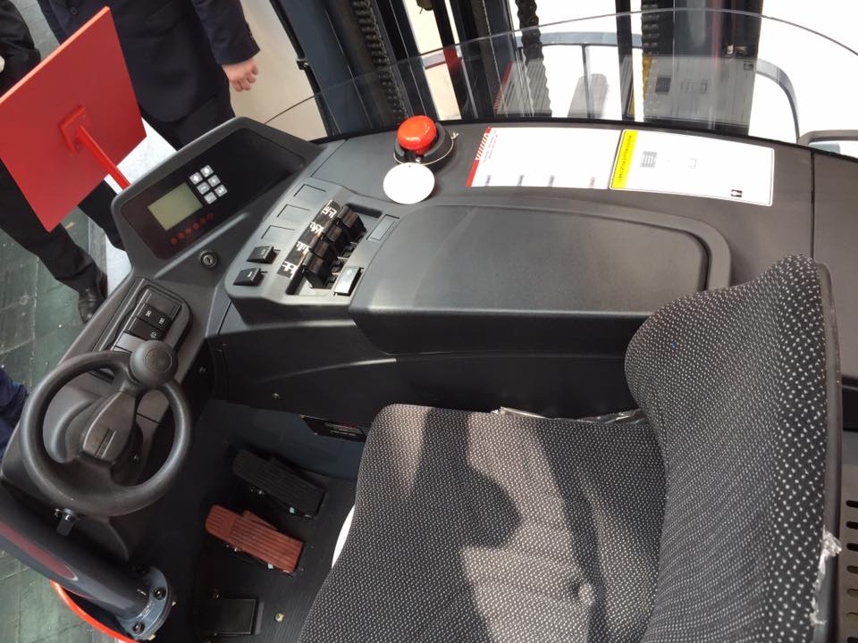 Cabin Xe nâng reach truck Cabin Xe nâng reach truck