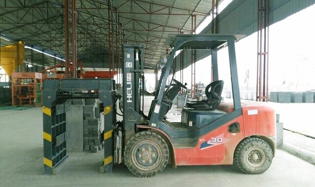 Xe nâng kẹp gạch không nung Xe nâng kẹp gạch không nung