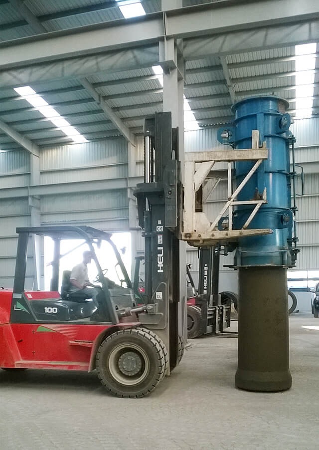 Xe nâng 10 tấn dỡ khuôn đúc bê tông Xe nâng 10 tấn dỡ khuôn đúc bê tông