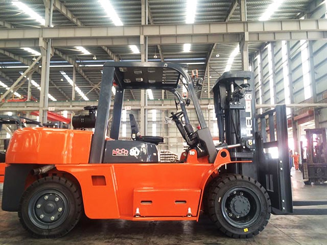 Xe nâng 8 tấn chui container Xe nâng 8 tấn chui container