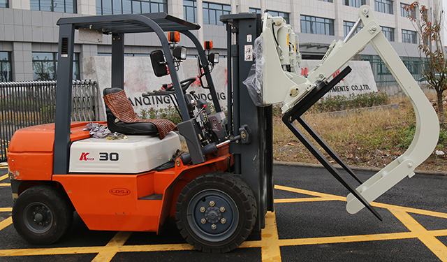 xe nâng kẹp gỗ tròn to xe nâng kẹp gỗ tròn to có thể nghiêng đổ