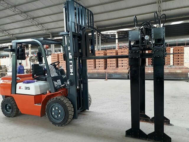 Xe nâng kẹp gạch tuynel Xe nâng kẹp gạch tuynel