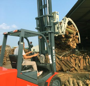 Xe nâng kẹp gỗ